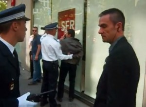 VIDÉO | Il crie « Hollande dictateur ! » et se fait arrêter sur les Champs le 14 juillet