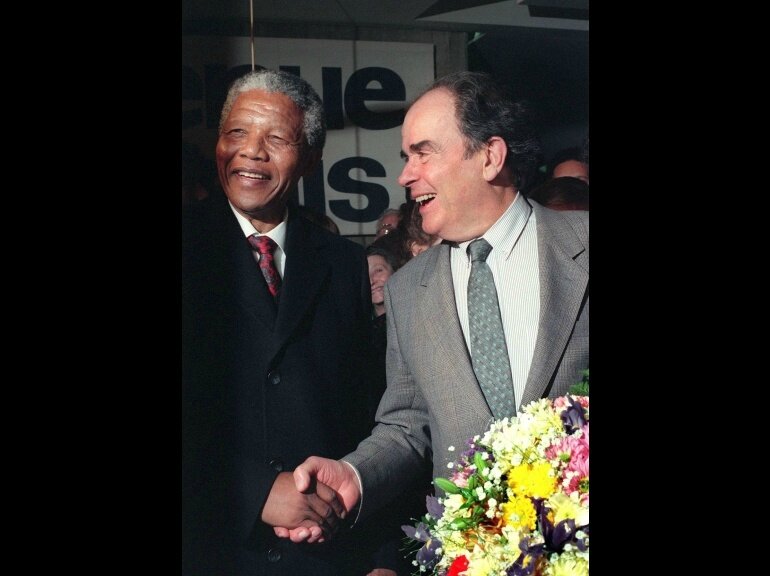 N Mandela et G Marchais au siège du PCF à Paris